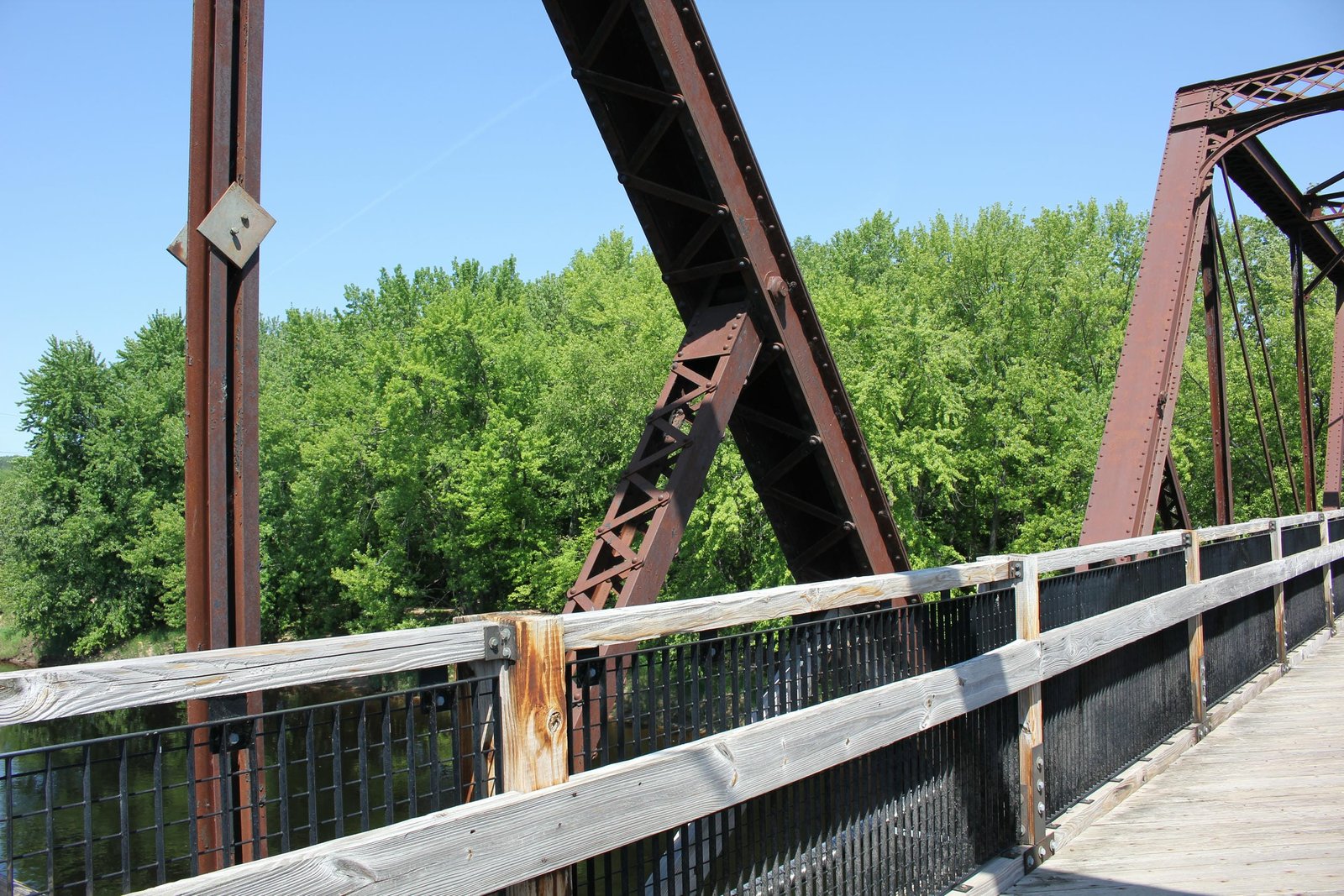 Endpost detail and crash bar connection, span #3